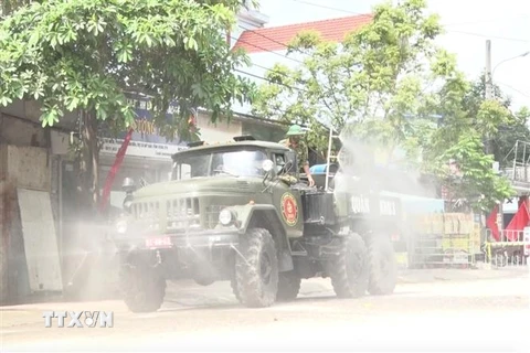 Lực lượng quân đội phun khử khuẩn tại thị xã Mỹ Hào. (Ảnh: Đinh Tuấn/TTXVN) 