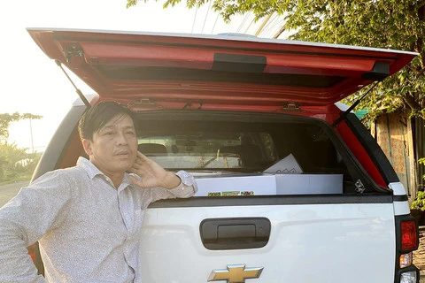 Công cùng ôtô vận chuyển hàng trăm chai thuốc bảo vệ thực vật. (Nguồn: congan.com.vn) 