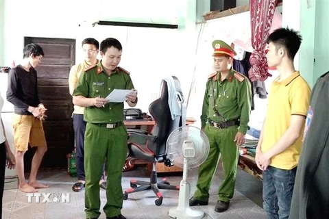 Cơ quan Công an tỉnh Quảng Bình bắt giữ đối tượng liên quan trong đường dây đánh bạc tiền tỷ qua mạng. (Nguồn: TTXVN phát) 