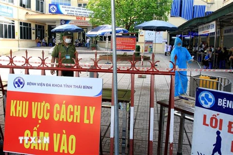 Phun khử khuẩn khuôn viên Bệnh viện Đa khoa tỉnh Thái Bình để phòng, chống dịch COVID-19. (Ảnh: Thế Duyệt/TTXVN) 