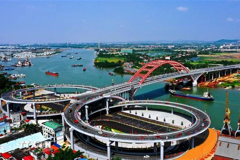 Cầu Hoàng Văn Thụ là cây cầu hiện đại, do Việt Nam hoàn toàn thiết kế và thi công, một trong những công trình trọng điểm mang dấu ấn lớn của Hải Phòng. (Ảnh: Trọng Luân/TTXVN) 