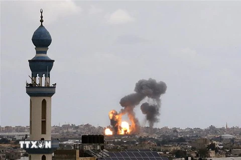 Khói lửa bốc lên tại hiện trường vụ không kích của Israel xuống Khan Yunis, phía Nam Dải Gaza ngày 24/2/2020. (Nguồn: AFP/TTXVN) 