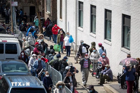 Người dân xếp hàng chờ nhận thực phẩm cứu trợ tại Brooklyn, New York, Mỹ ngày 14/5/2020. (Nguồn: THX/TTXVN) 