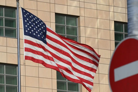Cờ Mỹ tại tòa nhà Đại sứ quán Mỹ ở Moskva. (Nguồn: Sputnik)