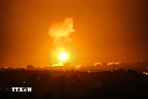 Khói lửa bốc lên sau cuộc không kích do Israel tiến hành tại thị trấn Khan Yunis, Dải Gaza ngày 16/8/2020. (Nguồn: AFP/TTXVN) 