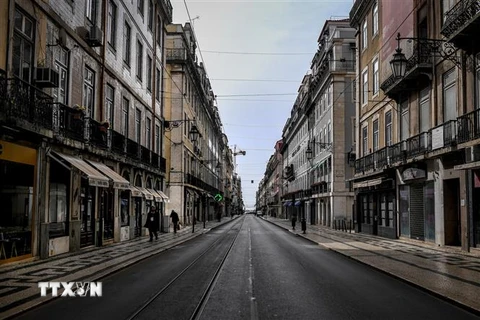 Cảnh vắng vẻ tại một tuyến phố ở Lisbon, Bồ Đào Nha do dịch COVID-19. (Nguồn: AFP/TTXVN) 