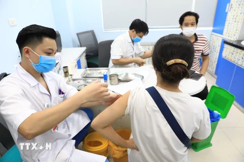 Tiêm vaccine AstraZeneca cho phóng viên các cơ quan báo chí ở Hà Nội