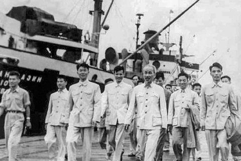 Bác Hồ thăm cảng Hải Phòng, ngày 30/5/1957. (Ảnh: Tư liệu TTXVN) 