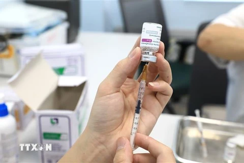 Vaccine Astra Zeneca được tiêm cho đội ngũ các phóng viên tuyến đầu tham gia phòng dịch COVID-19. (Ảnh: Thành Đạt/TTXVN) 
