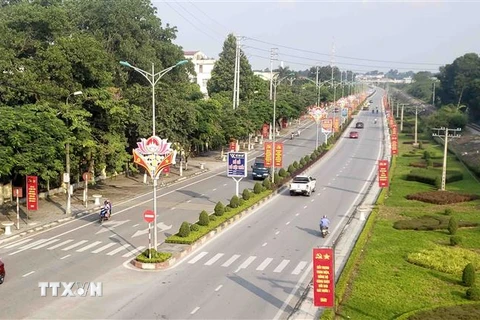 Nhịp sống của người dân thành phố Vĩnh Yên dần trở lại trạng thái bình thường mới trong ngày 19/5. (Ảnh: Hoàng Hùng/TTXVN) 