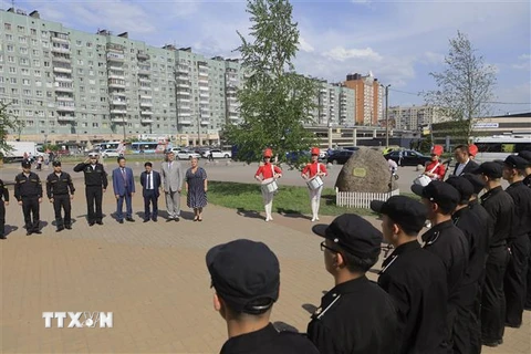 Quang cảnh lễ đặt hoa tưởng nhớ Chủ tịch Hồ Chí Minh tại Saint Petersburg, Liên bang Nga. (Ảnh: Trần Hiếu/TTXVN) 