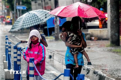 Người dân sơ tán tránh bão Molave tại tỉnh Manila, Philippines ngày 25/10/2020. (Nguồn: THX/TTXVN) 