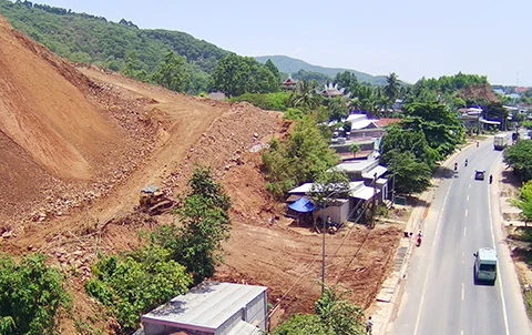 Công trường dự án cấp bách xử lý tạm thời sạt lở đất đồi tại khu vực ấp Phú Lâm 3, xã Phú Sơn, huyện Tân Phú. (Nguồn: Báo Đồng Nai) 