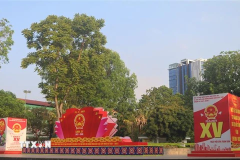 Các panô, bục biểu trưng tuyên truyền về ngày bầu cử Quốc hội, Hội đồng Nhân dân các cấp nhiệm kỳ 2021-2026 tại thành phố Cao Bằng, tỉnh Cao Bằng. (Ảnh: Chu Hiệu/TTXVN) 