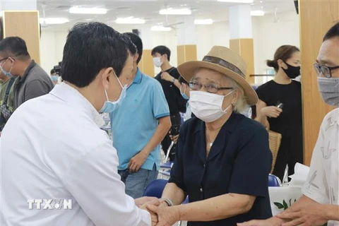 Tiến sỹ, bác sỹ Nguyễn Tri Thức, Giám đốc Bệnh viện Chợ Rẫy, tri ân gia đình người hiến tạng. (Ảnh: Đinh Hằng/TTXVN) 