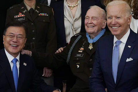 Ông Moon Jae-in đã chứng kiến ông Biden trao Huân chương Danh dự cho cựu chiến binh Chiến tranh Triều Tiên 94 tuổi Ralph Puckett. (Nguồn: AP) 
