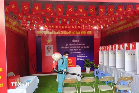 Một khu vực bỏ phiếu của quận Ba Đình (Hà Nội) được phun khử khuẩn, đảm bảo an toàn phòng, chống dịch COVID-19. (Nguồn: TTXVN phát) 