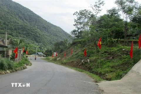 Cờ Tổ quốc được treo khắp tuyến đường xã Pù Nhi, huyện biên giới Mường Lát để chào mừng ngày bầu cử. (Ảnh: Nguyễn Nam/TTXVN) 