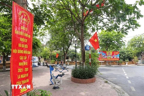 Cờ, băngrôn tại xã Song Phượng, huyện Đan Phượng, Hà Nội chào đón ngày bầu cử 23/5. (Ảnh: Hoàng Hiếu/TTXVN) 