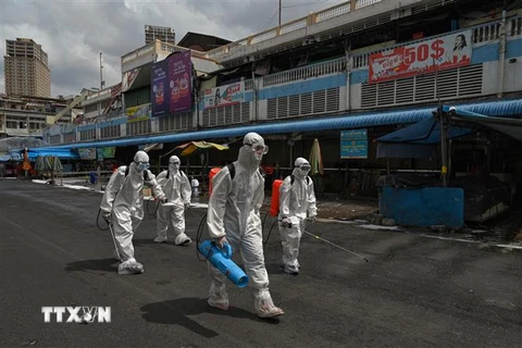 Phun thuốc khử trùng nhằm ngăn chặn sự lây lan của COVID-19 tại Phnom Penh, Campuchia. (Nguồn: AFP/TTXVN) 