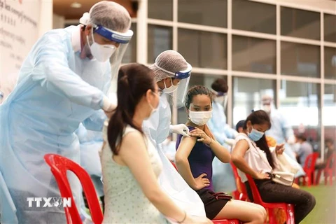 Nhân viên y tế tiêm vaccine ngừa COVID-19 cho người dân tại Phnom Penh, Campuchia ngày 12/5/2021. (Nguồn: THX/TTXVN) 