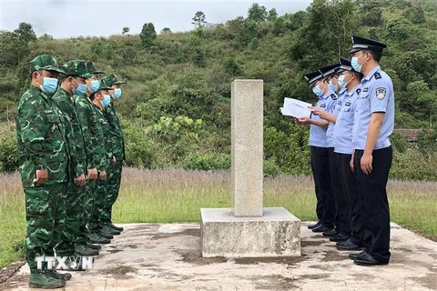 Gặp mặt trên biên giới giữa Đồn Biên phòng A Pa Chải (Bộ đội Biên phòng tỉnh Điện Biên) và Phân trạm Long Phú (Trạm kiểm soát nhập cảnh Biên phòng Mường Khang, Trung Quốc). (Nguồn: TTXVN phát) 