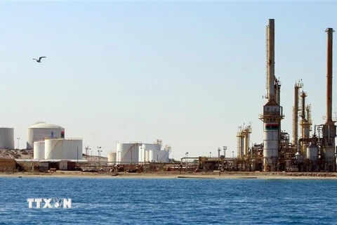Một cơ sở khai thác dầu tại thị trấn al-Buraqah, Libya. (Nguồn: AFP/TTXVN) 