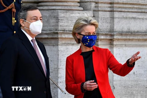 Thủ tướng Italy Mario Draghi (trái) và Chủ tịch Ủy ban Châu Âu (EC) Ursula von der Leyen (phải) tới tham dự Hội nghị thượng đỉnh y tế toàn cầu diễn ra dưới hình thức trực tuyến, tại Rome, Italy ngày 21/5/2021. (Nguồn: AFP/TTXVN) 