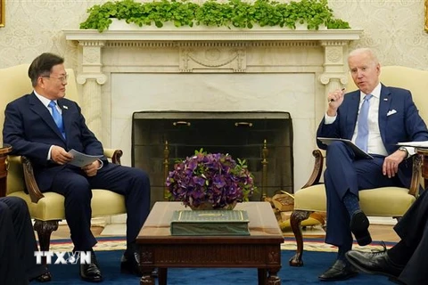 Tổng thống Mỹ Joe Biden (phải) trong cuộc hội đàm với người đồng cấp Hàn Quốc Moon Jae-in tại Nhà Trắng, Washington, ngày 21/5/2021. (Nguồn: YONHAP/TTXVN) 