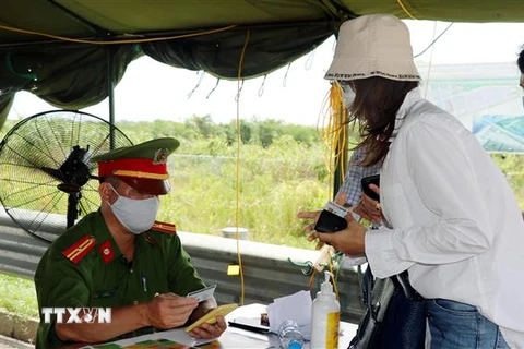 Lực lượng chức năng tại chốt cầu Bạch Đằng kiểm tra chứng minh thư nhân dân, thẻ căn cước công dân. (Ảnh: Văn Đức/TTXVN) 