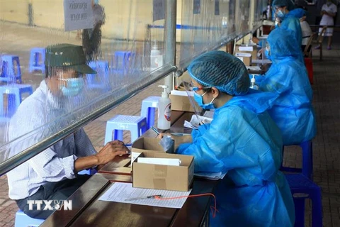 Cán bộ y tế của Bệnh viện Đa khoa tỉnh Thái Bình và người đến khám được đảm bảo khoảng cách nhằm phòng chống dịch bệnh. (Ảnh: Thế Duyệt/TTXVN) 