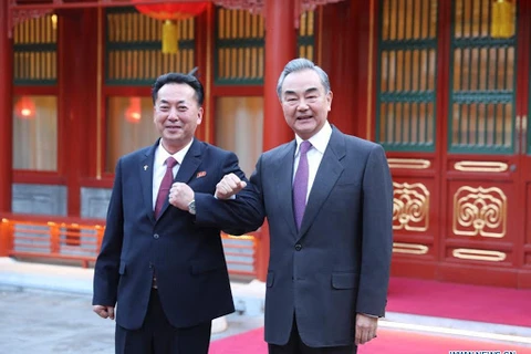 Bộ trưởng Ngoại giao Trung Quốc Vương Nghị đã có buổi tiếp tân Đại sứ Triều Tiên tại Trung Quốc Ri Ryong-nam. (Nguồn: news.cn) 