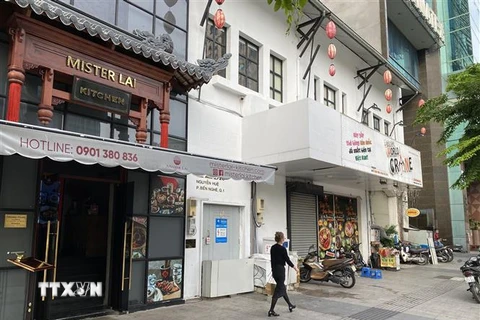 Nhiều cơ sở ăn uống trên đường Nguyễn Huệ (quận 1, Thành phố Hồ Chí Minh) đồng loạt đóng cửa, ngưng hoạt động từ chiều 27/5. (Ảnh: Hồng Giang/TTXVN)