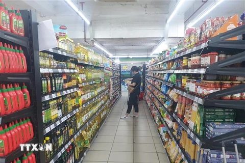 Người dân mua hàng tại một siêu thị. (Ảnh: Phương Anh/TTXVN) 