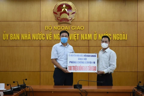 Lễ tiếp nhận số tiền và hiện vật ủng hộ người dân một số địa phương phòng chống dịch COVID-19 do ông Nguyễn Hoài Bắc, kiều bào Canada, trao tặng. (Nguồn: nld.com.vn) 