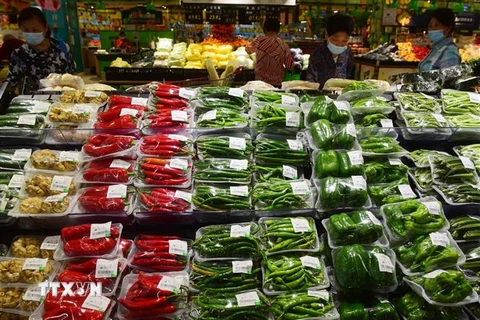 Người dân mua hàng trong siêu thị ở thành phố Vô Tích, tỉnh Giang Tô, Trung Quốc ngày 11/5/2021. (Nguồn: THX/TTXVN) 