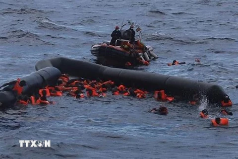 Người di cư và tị nạn được lực lượng cứu hộ Tây Ban Nha giải cứu ngoài khơi Libya ngày 11/11/2020. (Nguồn: DPA/TTXVN) 