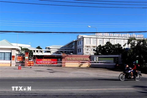 Phong tỏa Trung tâm Y tế huyện Cần Đước từ 22 giờ, ngày 29/5. (Ảnh: Thanh Bình/TTXVN) 
