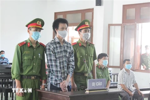 Bị cáo Phạm Kim Phê nghe tòa tuyên án. (Nguồn: TTXVN phát) 