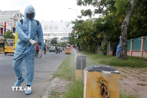 Nhân viên y tế phun thuốc khử trùng nhằm ngăn chặn sự lây lan của COVID-19 tại Phnom Penh, Campuchia, ngày 9/5/2021. (Nguồn: THX/TTXVN) 