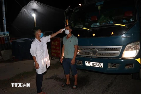 Kiểm soát chặt chẽ người và phương tiện vào địa bàn huyện Thanh Hà thu mua vải thiều. (Ảnh: Mạnh Tú/TTXVN) 