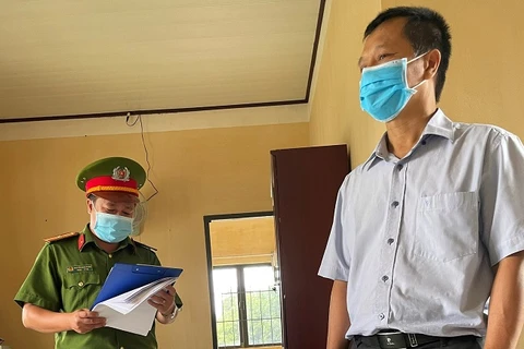 Công an huyện Đức Trọng thực hiện lệnh bắt tạm giam ông Nguyễn Thanh Quang. (Nguồn: cand.com.vn) 