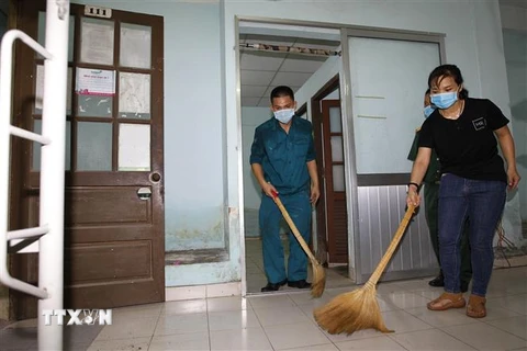 Các lực lượng chức năng thu dọn, vệ sinh phòng dịch bệnh, chuẩn bị các phòng ở tại ký túc xá Đại học Quốc gia Thành phố Hồ Chí Minh. (Ảnh: Thanh Vũ/TTXVN) 