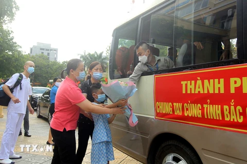 Đoàn y, bác sỹ Hải Phòng lên đường chi viện cho tâm dịch Bắc Giang