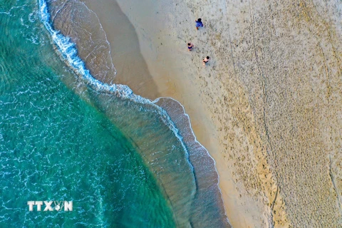 Ngắm biển Mỹ Khê vừa được chọn vào top 25 bãi biển đẹp nhất châu Á
