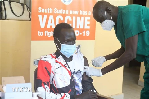 Nhân viên y tế tiêm vaccine phòng COVID-19 cho người dân tại Juba, Nam Sudan, ngày 20/5/2021. (Nguồn: THX/TTXVN) 