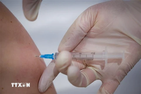 Nhân viên y tế tiêm chủng vaccine ngừa COVID-19 Sputnik V cho người dân tại Moskva, Nga. (Nguồn: AFP/TTXVN) 