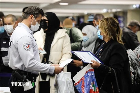 Cảnh sát kiểm tra giấy tờ của hành khách tại sân bay Nice, miền Nam nước Pháp, ngày 22/2/2021. (Nguồn: AFP/TTXVN) 