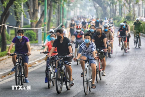 Cấm ở Hồ Gươm, người dân lại di chuyển đến Hồ Tây đạp xe, tập thể dục
