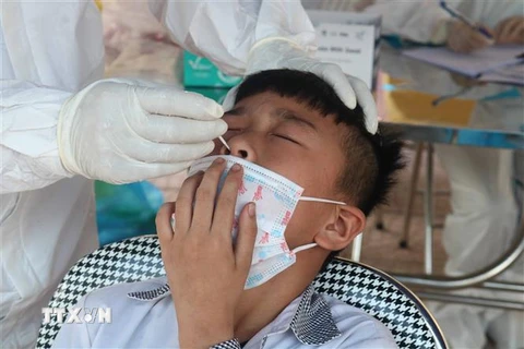 Người dân lấy mẫu xét nghiệm tại xã Mão Điền, huyện Thuận Thành. (Ảnh: Thanh Thương/TTXVN)